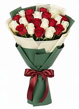 Букет Микс из красных и белых роз в Биорках