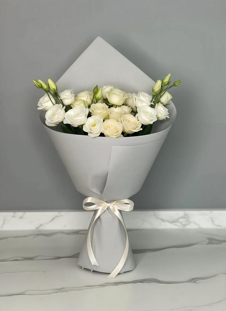 Букет цветов из: Розы и Лизиантусы в Биорках