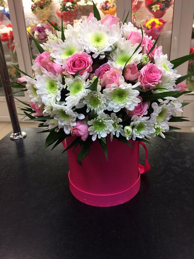 Цветочная композиция из Розы и Хризантемы в шляпной коробке в Биорках