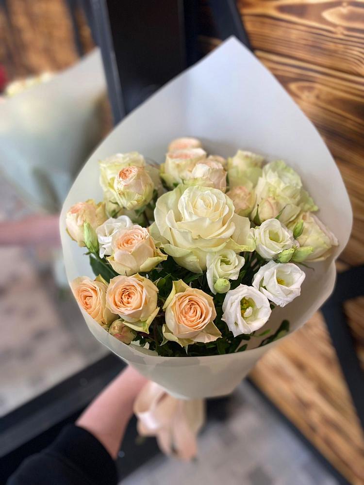 Букет цветов из: Розы и Лизиантусы в Биорках